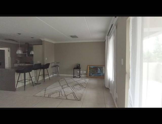 3 BEDROOM APARTMENT FOR SALE IN KYALAMI HILLS
